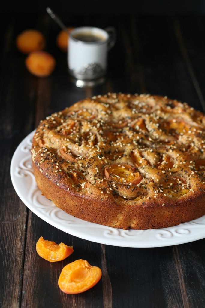 Torta integrale con albicocche miele e menta senza uova