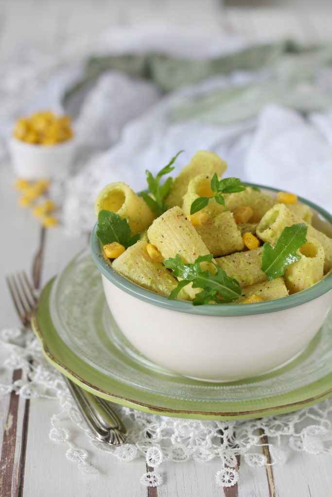 Pasta fredda con pesto di avocado zucchine e mais RIGATONI