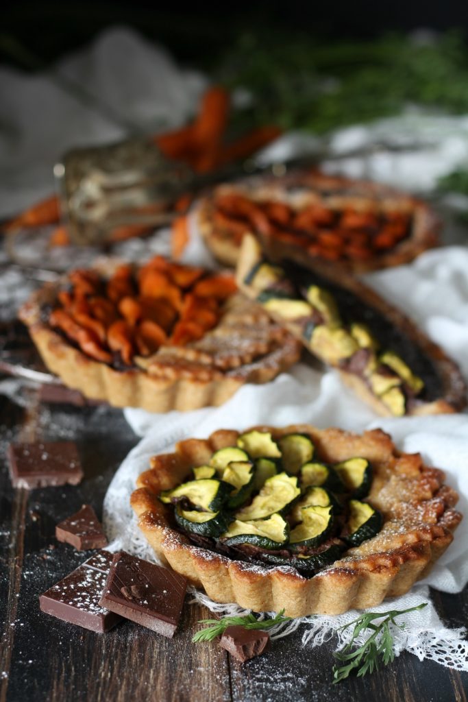 Crostatine vegan al cioccolato e verdura dolce zucchine