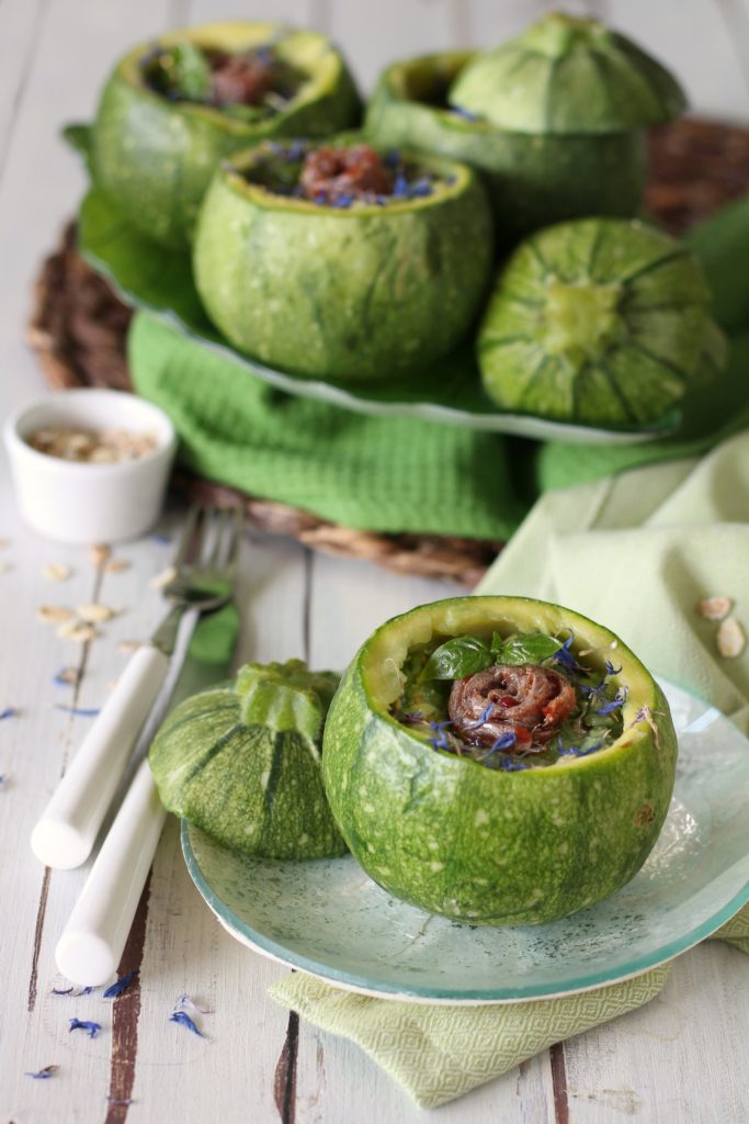 Zucchine ripiene con acciughe e fiocchi di cereali e spirulina