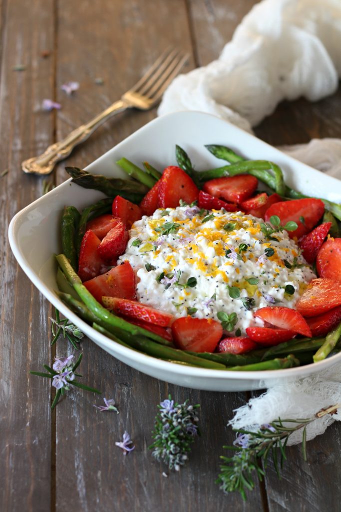 Insalata di fragole asparagi e fiocchi di latte