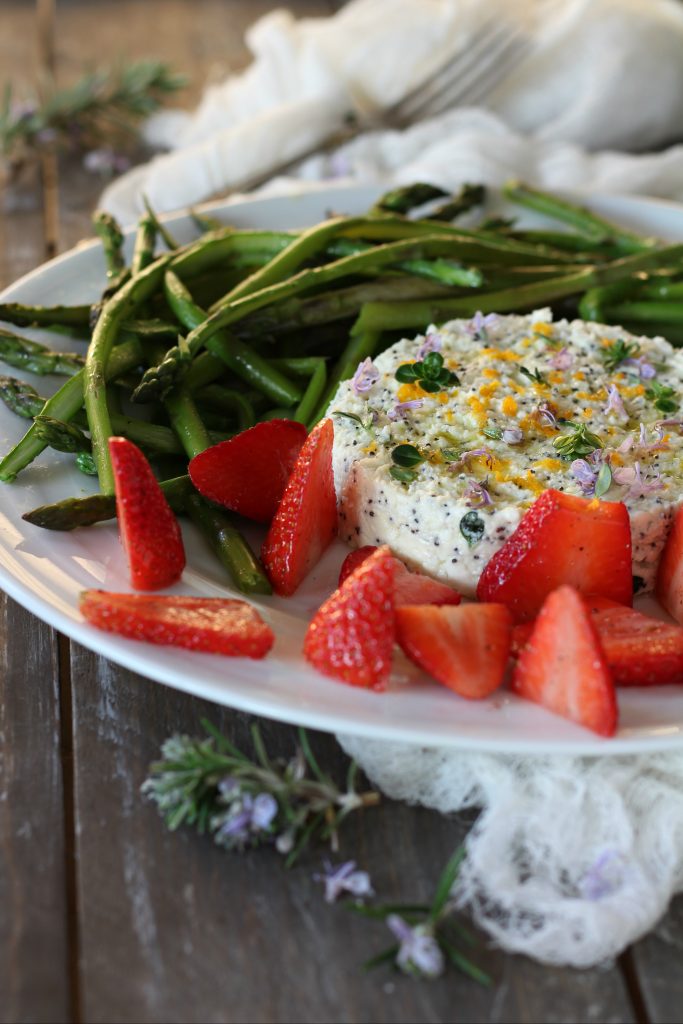 Insalata di feta fragole e asparagi light veloce