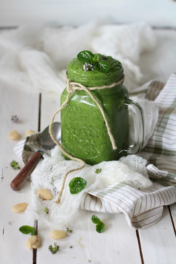Green smoothie con mandorle e spirulina frullato cremoso