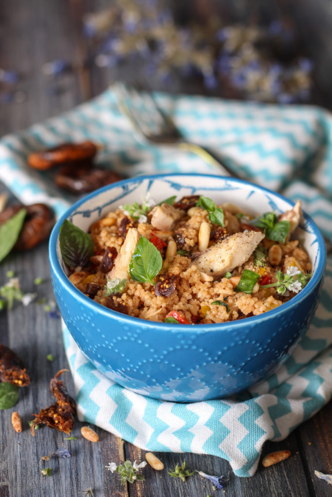 Insalata di cous cous di farro con sgombro peperoni e fichi secchi