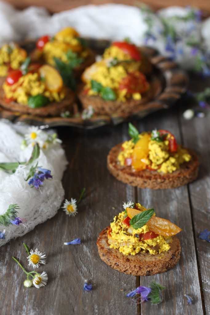 Tofu strapazzato con verdure e limone