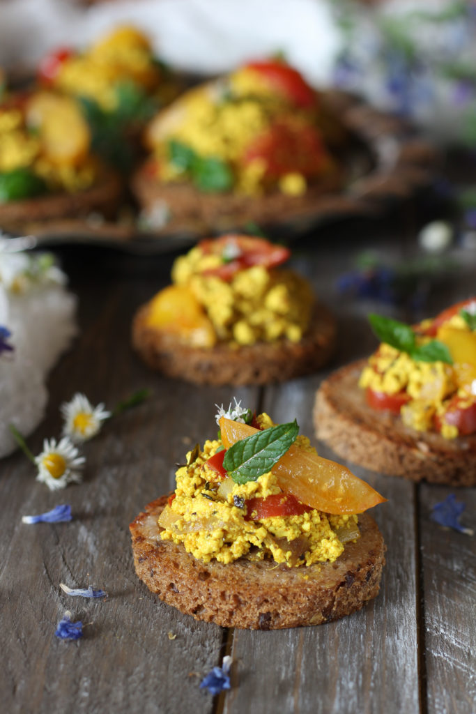 Tofu strapazzato con verdure e limone vegano