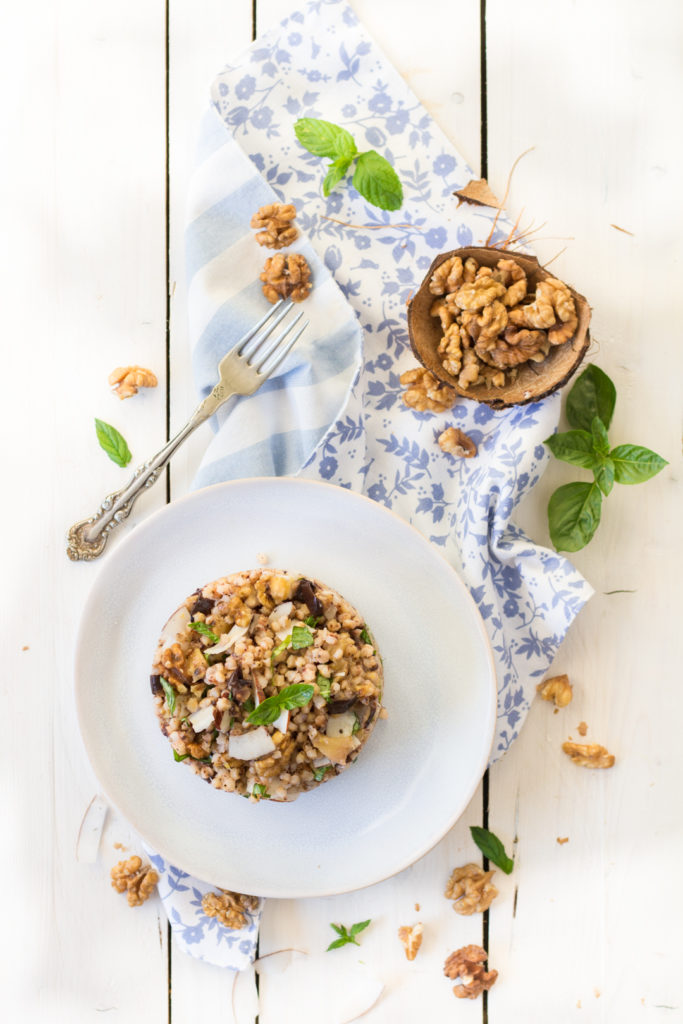 l'insalata vegana di sorgo melanzane cocco e noci