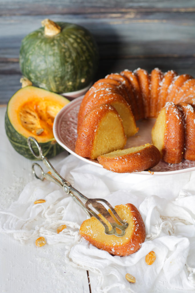 Torta vegana con zucca e cocco fetta pronta all'assaggio