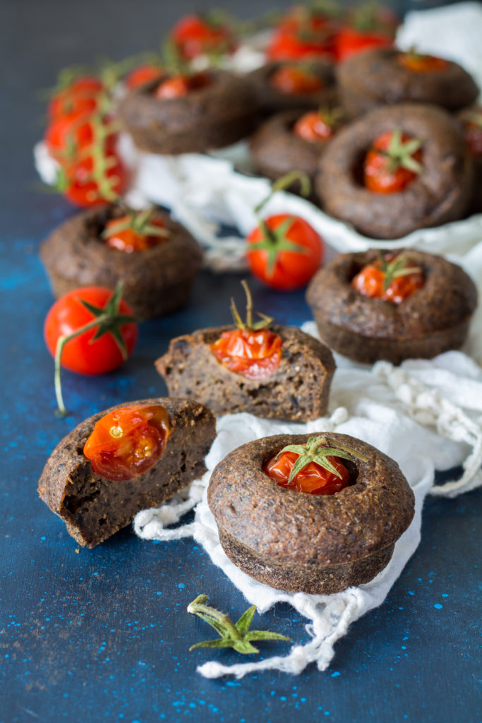 Muffin vegani olive nere e pomodorini