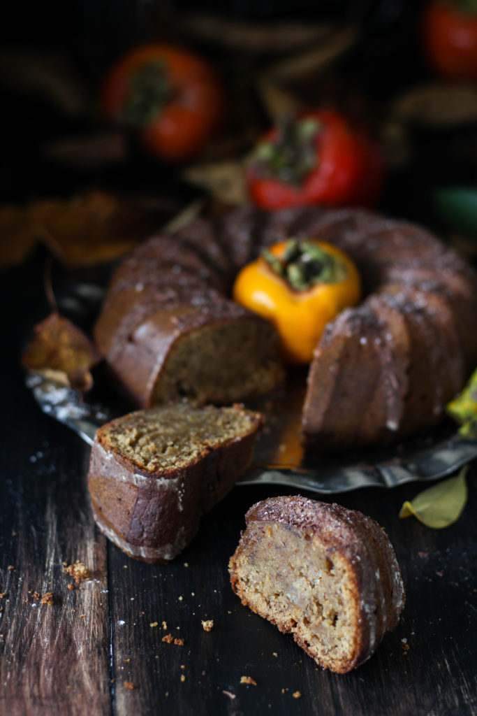 Ciambella vegana ai cachi frullati fetta tagliata pronta da gustare