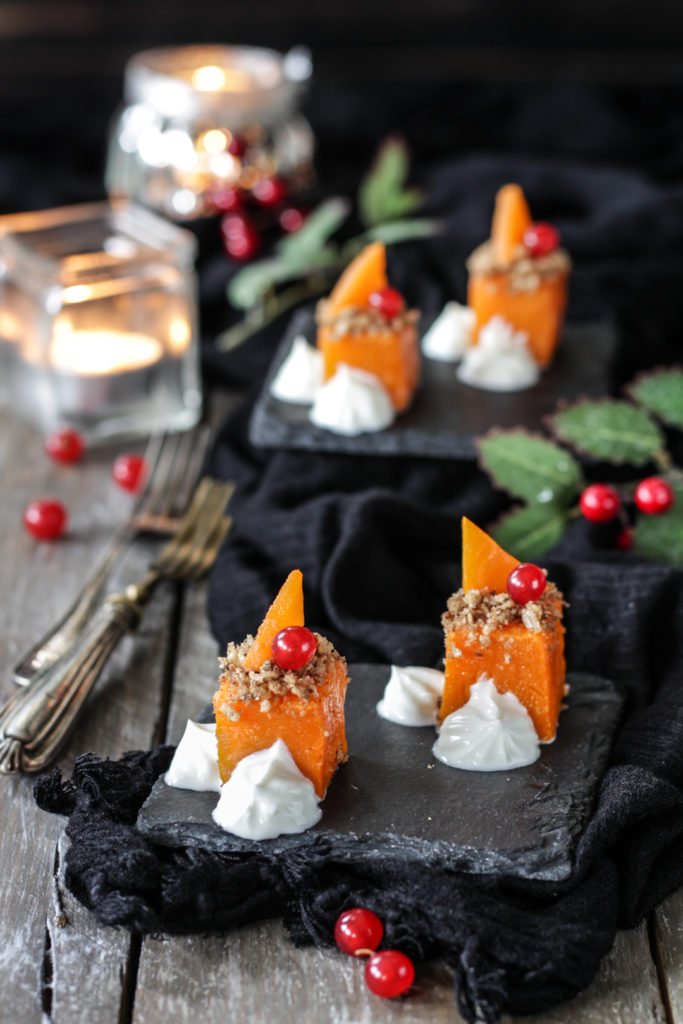 Finger food di Natale zucca e skyr su vassoio da portare in tavola