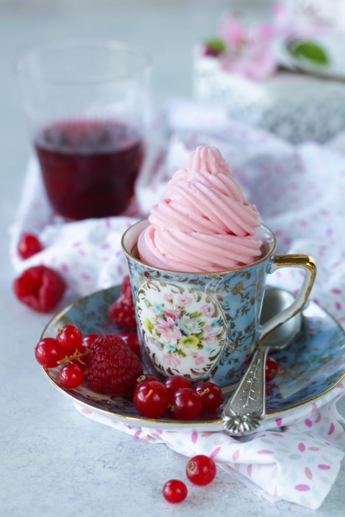 Frosting con alchermes per torte e cupcakes pronto da gustare