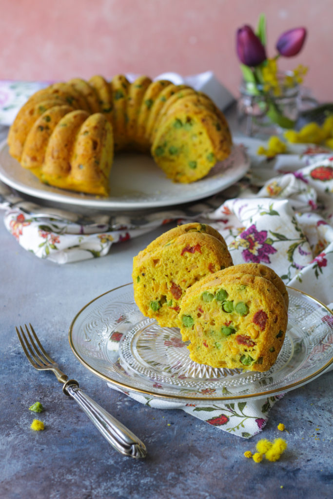 Ciambella salata piselli e mais alla curcuma fetta tagliata pronta da gustare