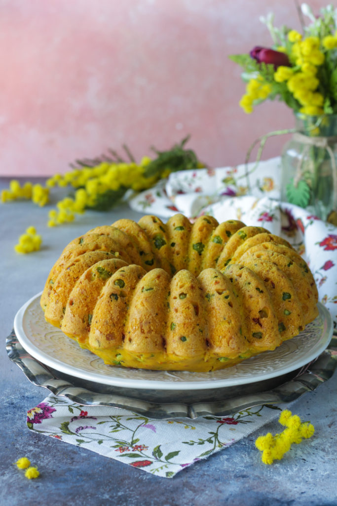 Ciambella salata piselli e mais alla curcuma vegetariana