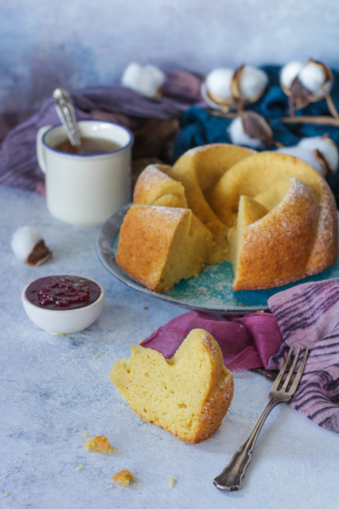 Torta soffice al kamut e anice senza lattosio fetta pronta da gustare