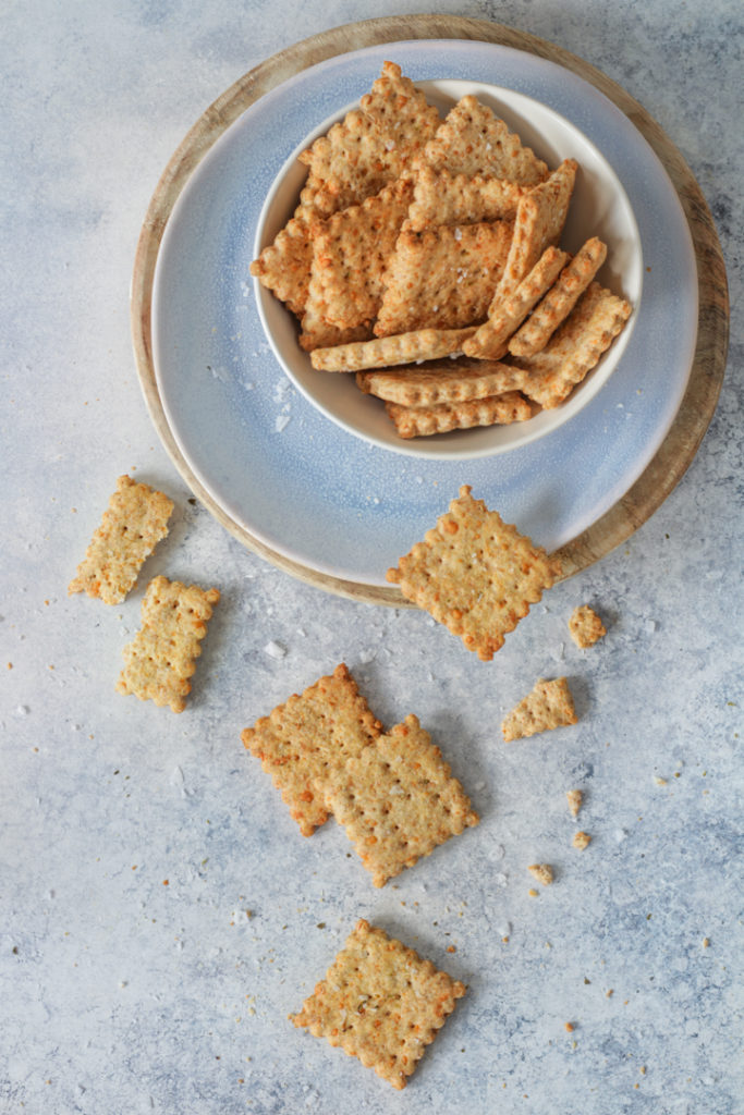 Crackers salati panna e parmigiano facili e sfiziosi