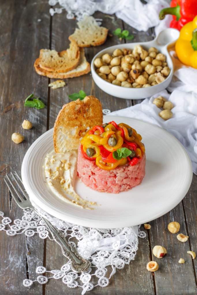 Tartare razza piemontese con peperoni e nocciole