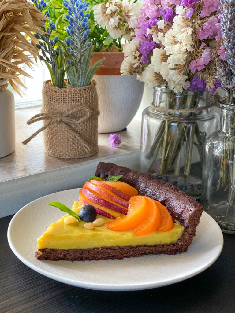 Crostata vegan con frolla al cacao fetta tagliata e pronta da gustare