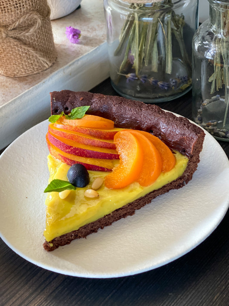 Crostata vegan con frolla al cacao fetta tagliata sane a gustosa