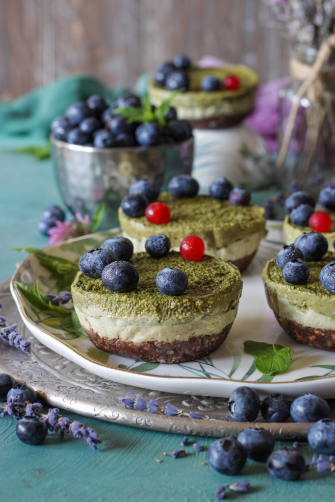 Tortine vegan senza cottura con avocado e anacardi