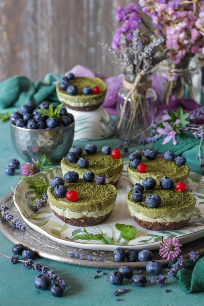 Tortine vegan senza cottura con avocado