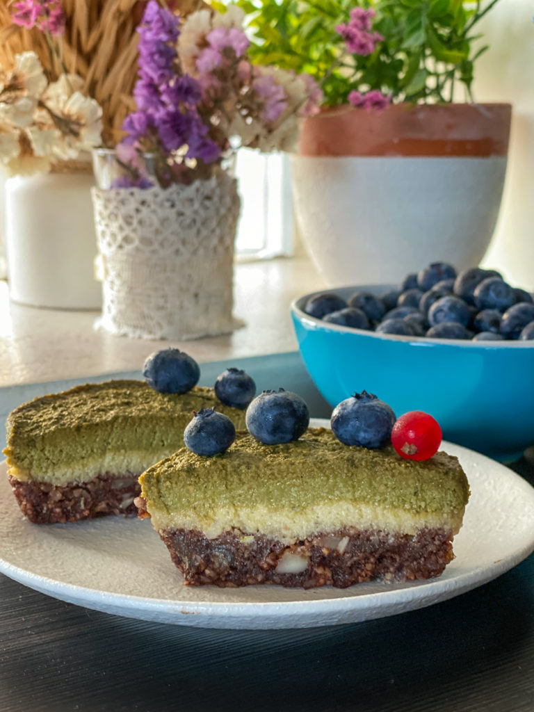 Tortine vegan senza cottura con avocado crema fetta tagliata