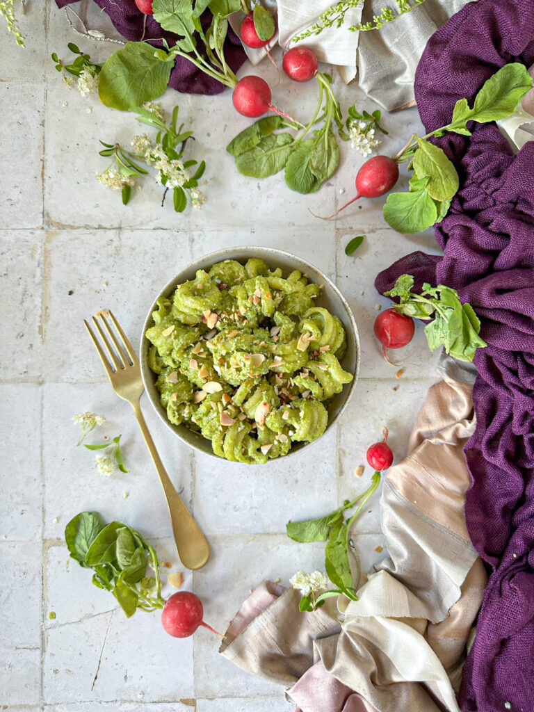 pasta con pesto di foglie di ravanelli e frutta secca