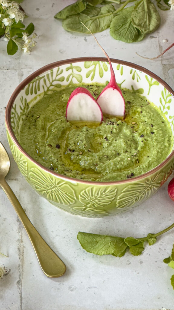 Pesto di foglie di ravanelli e frutta secca