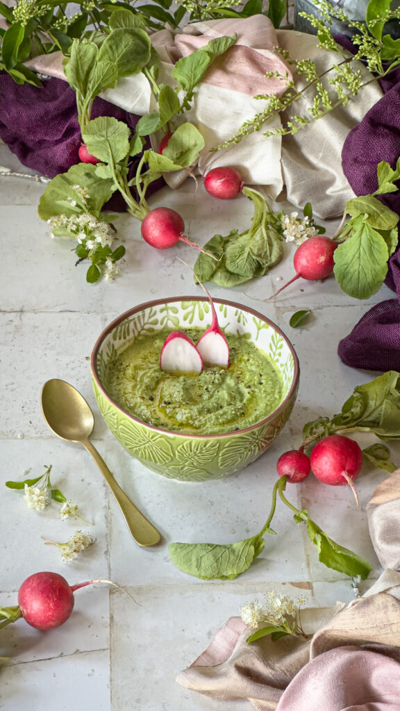 Pesto di foglie di ravanelli e frutta secca