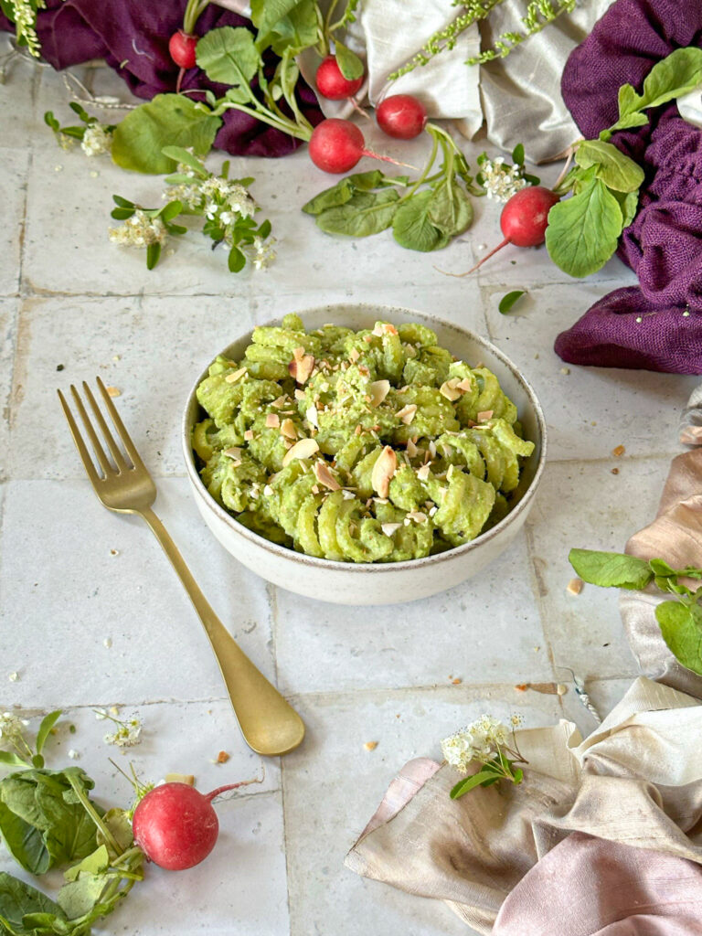 pasta con pesto di foglie di ravanelli e frutta secca