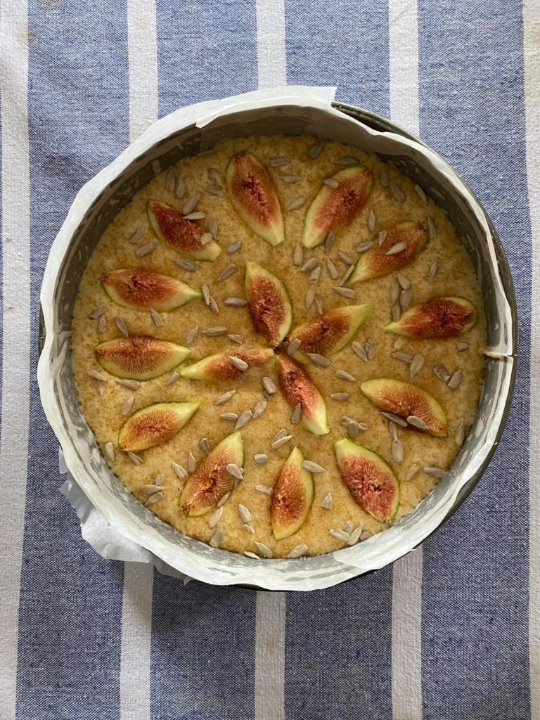 torta di fichi freschi e frullati pronta da infornare