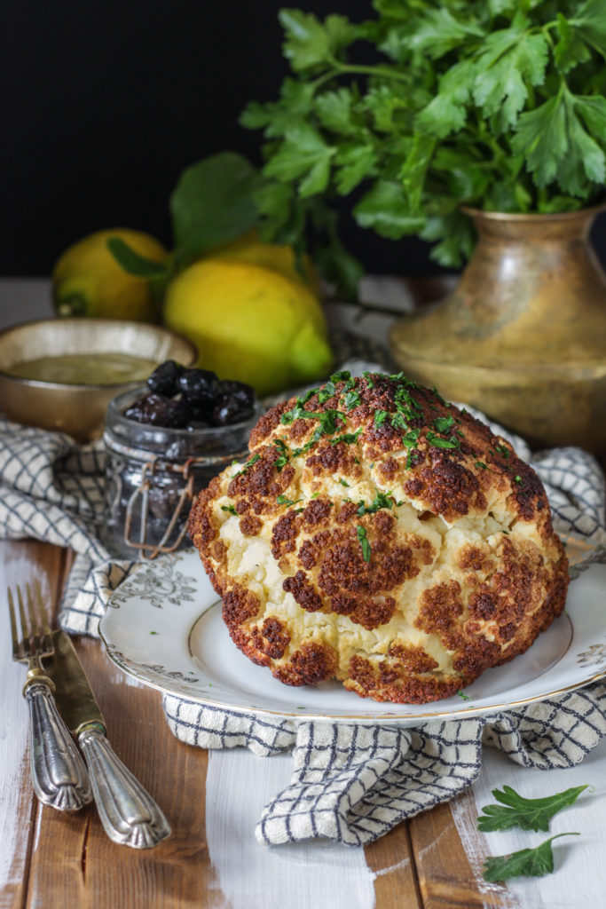 Fiore di cavolfiore al forno con salsa al limone ricetta vegan