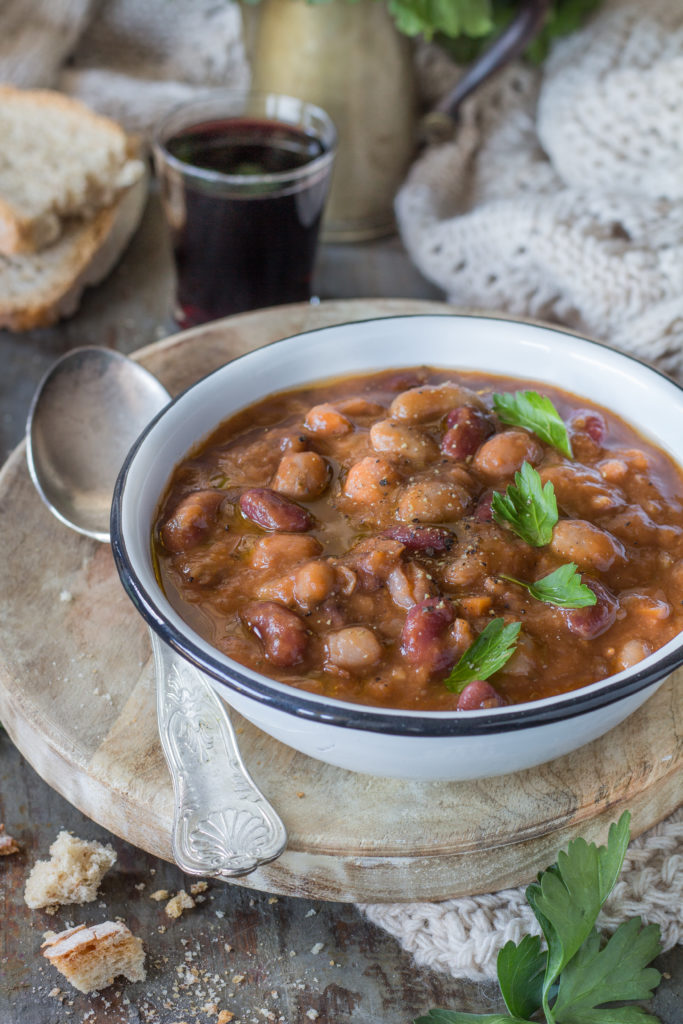 Zuppa cremosa di legumi al vino rosso ricetta vegana