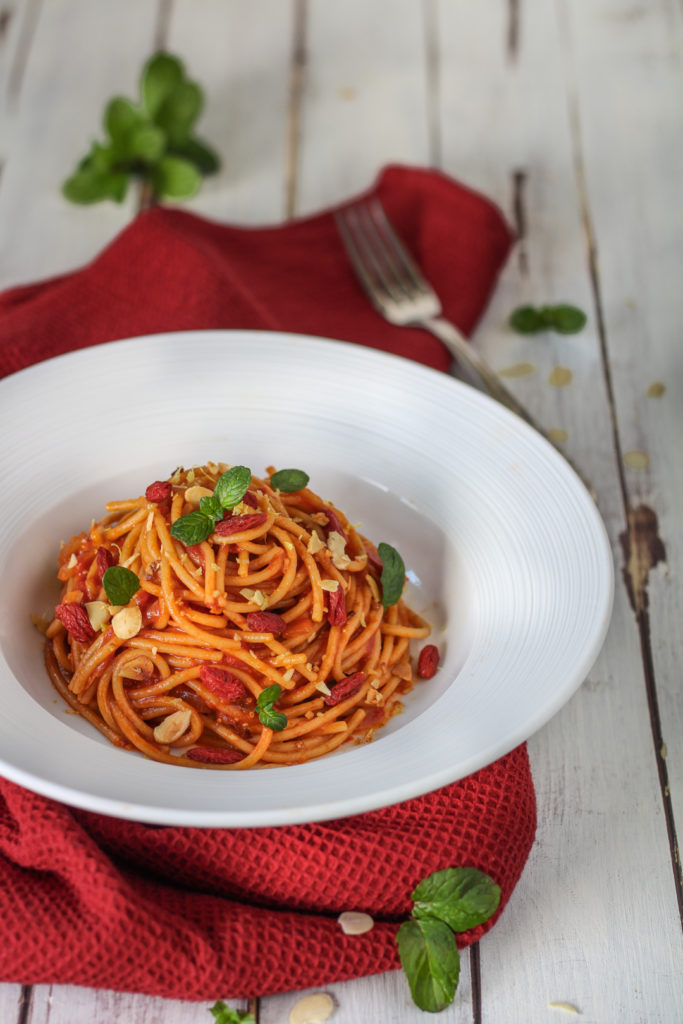 Spaghetti goji sugo di pomodoro e mandorle tostate WELOVE PASTA