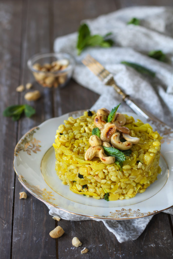 Orzotto con porri anacardi e gambo di ananas