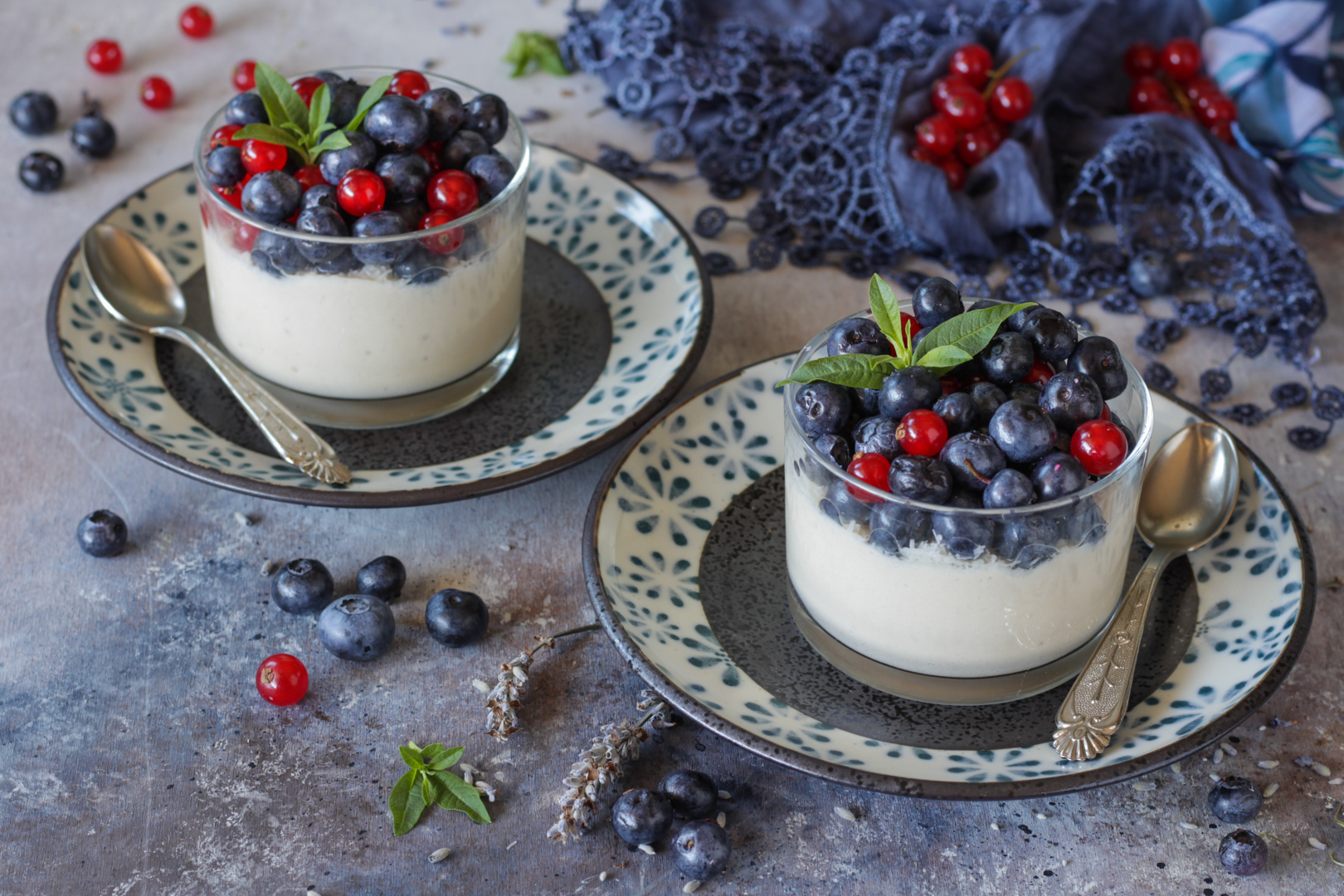 Budino di yogurt vegan senza panna vegetale Light, veloce e molto goloso!