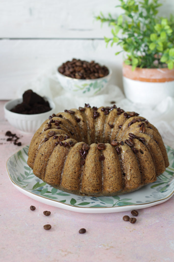 Ciambella al caffè con fondi di caffè senza lattosio