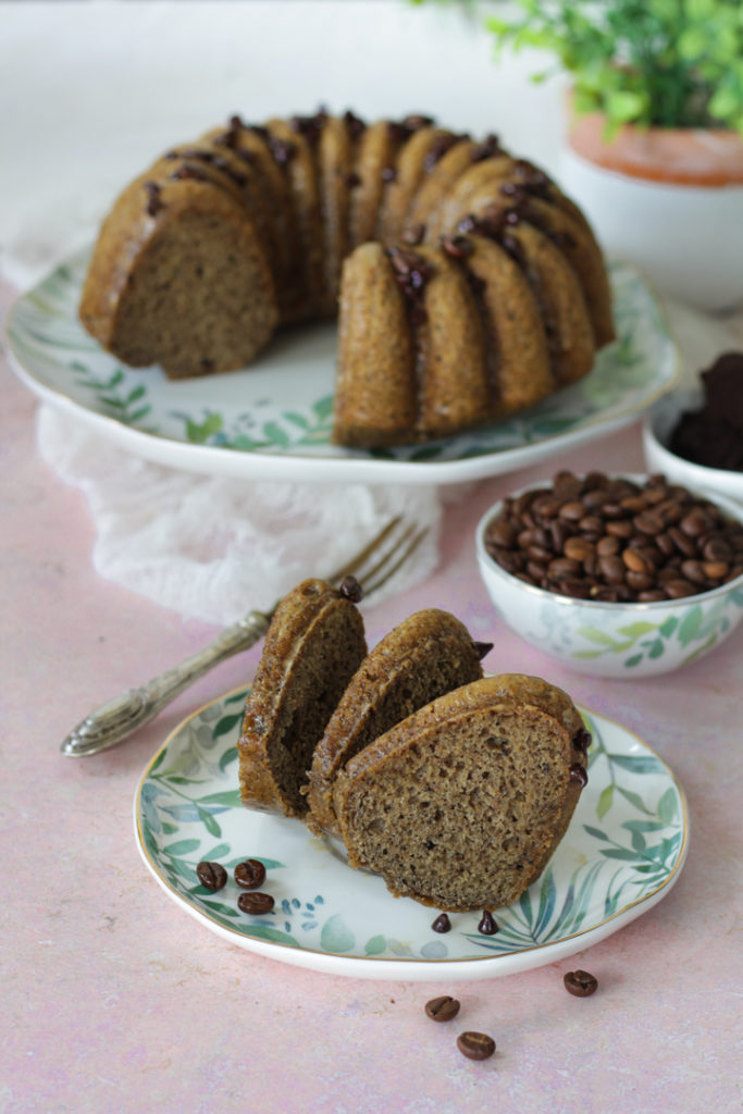 Ciambella al caffè con fondi di caffè senza lattosio fetta tagliata e pronta da gustare