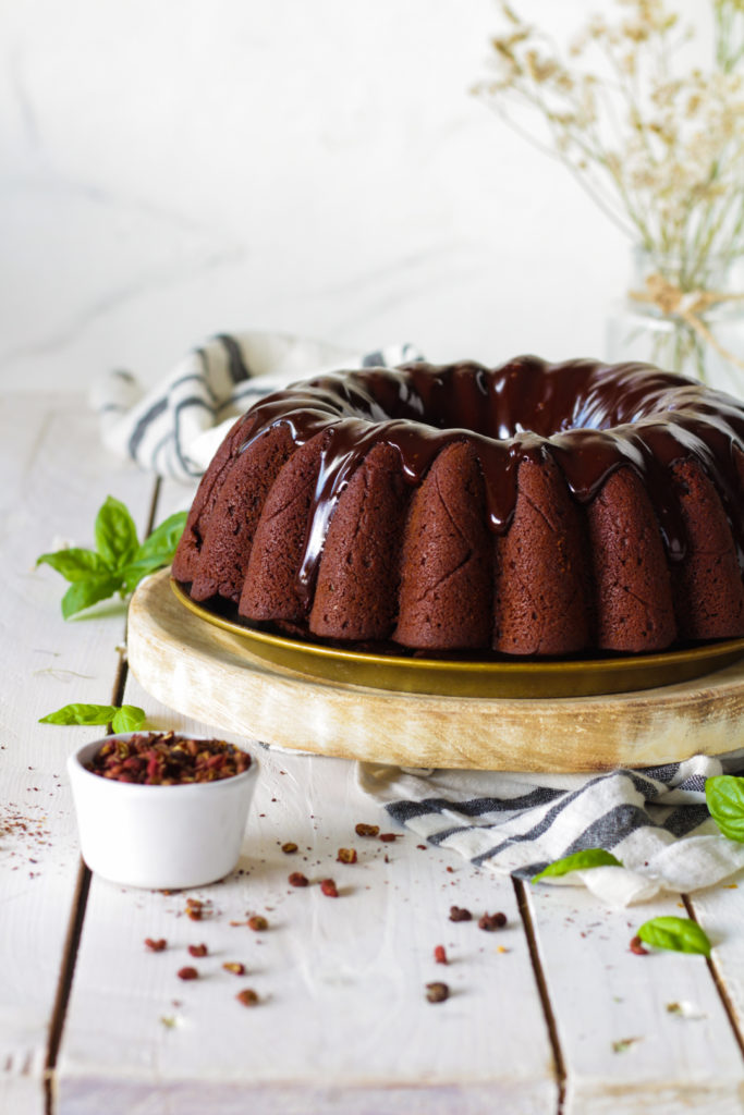 Ciambella vegan cioccolato basilico con glassa al cioccolato