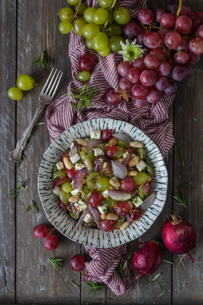 Insalata di uva feta e cannellini vegetariana