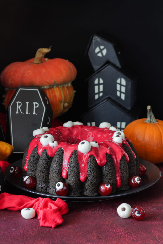 Torta di Halloween con albumi e ribes rosso tim burton