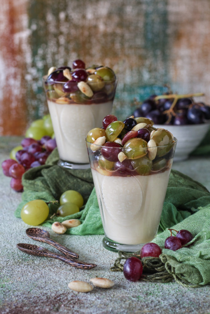 Dessert vegan con uva mandorle e rosmarino light