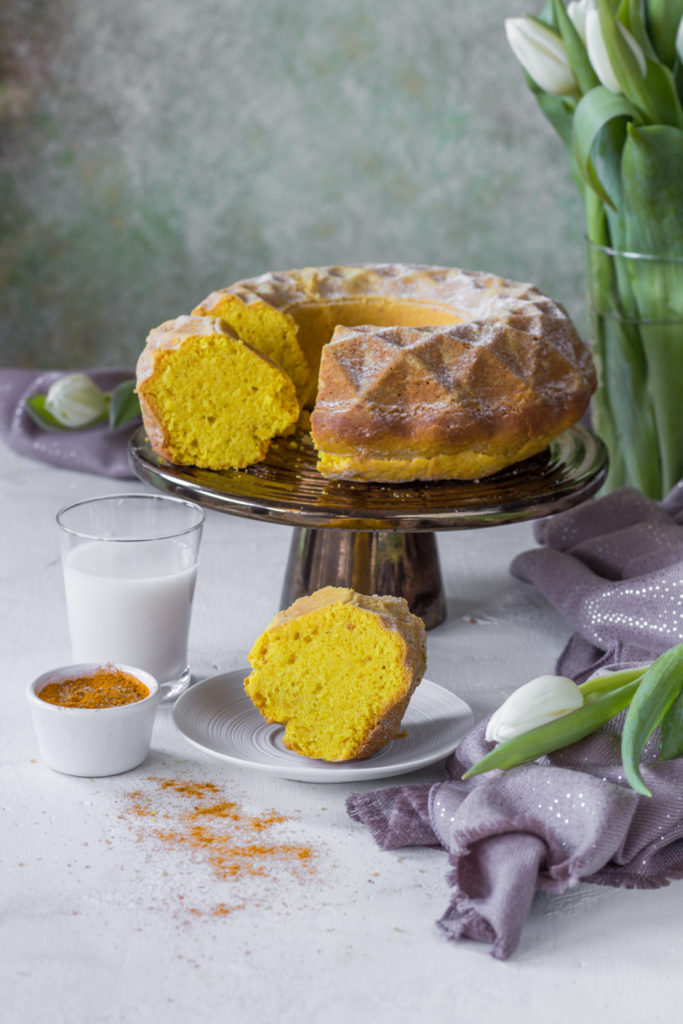 Ciambella veg al golden milk fetta pronta da gustare