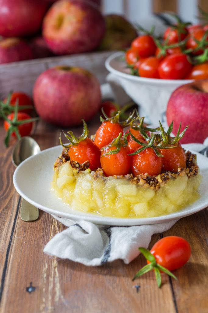 dessert con mele pomodorini e croccante ricetta vegan Cannavacciuolo