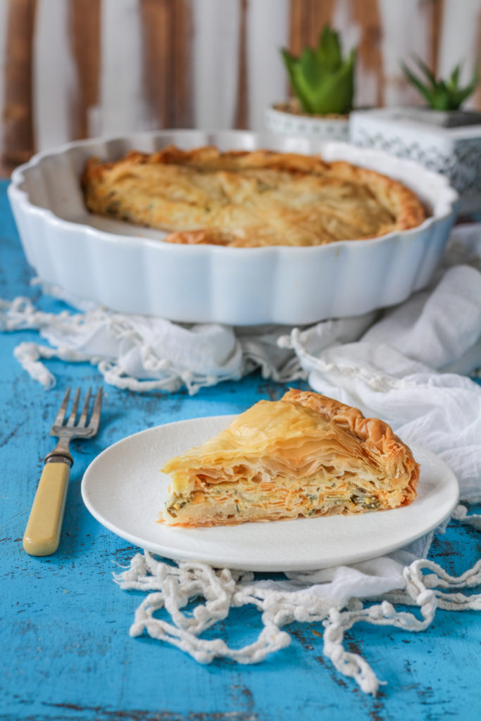 Torta salata di pasta fillo fetta tagliata e pronta da gustare