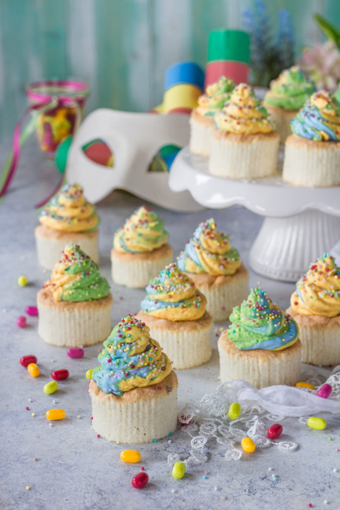 Angel cupcakes con frosting multicolor light