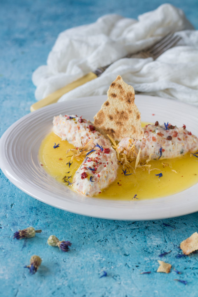 Quenelle di salmone e pepe rosa su purea di ananas antipasto gourmet