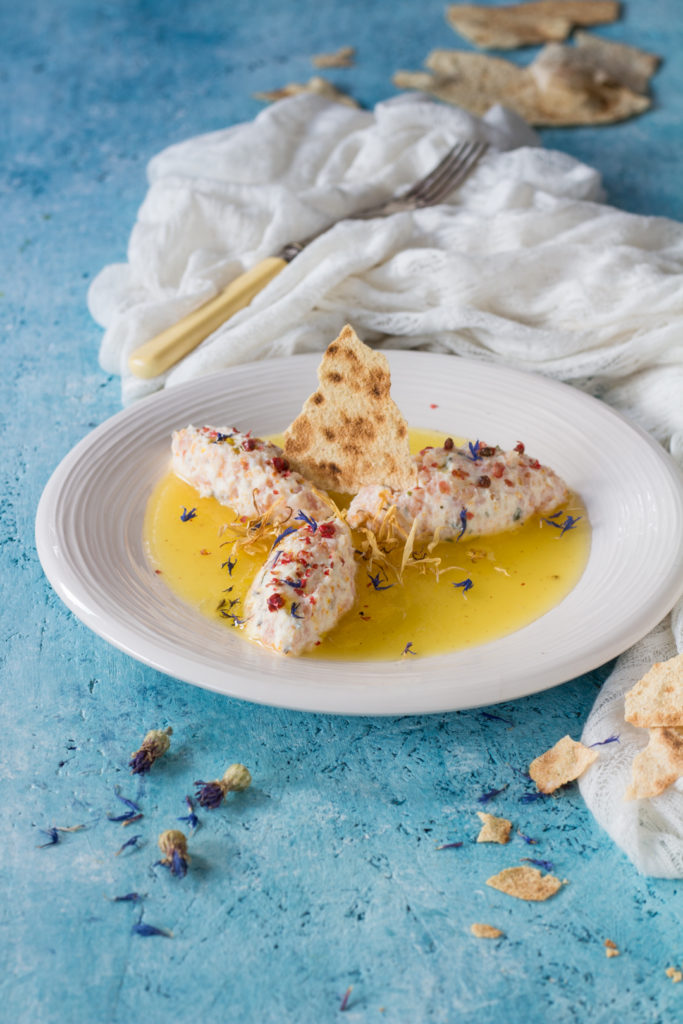 Quenelle di salmone e pepe rosa su purea di ananas antipasto gourmet cannavacciuolo