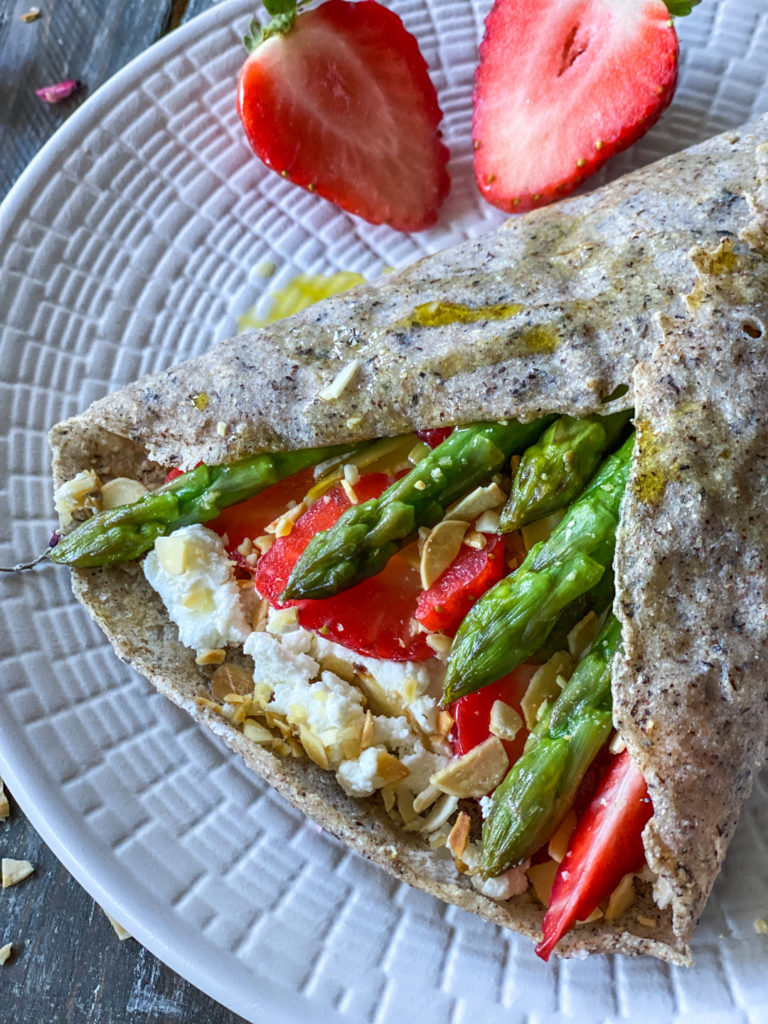 Crepes salate al grano saraceno con asparagi e fragole light