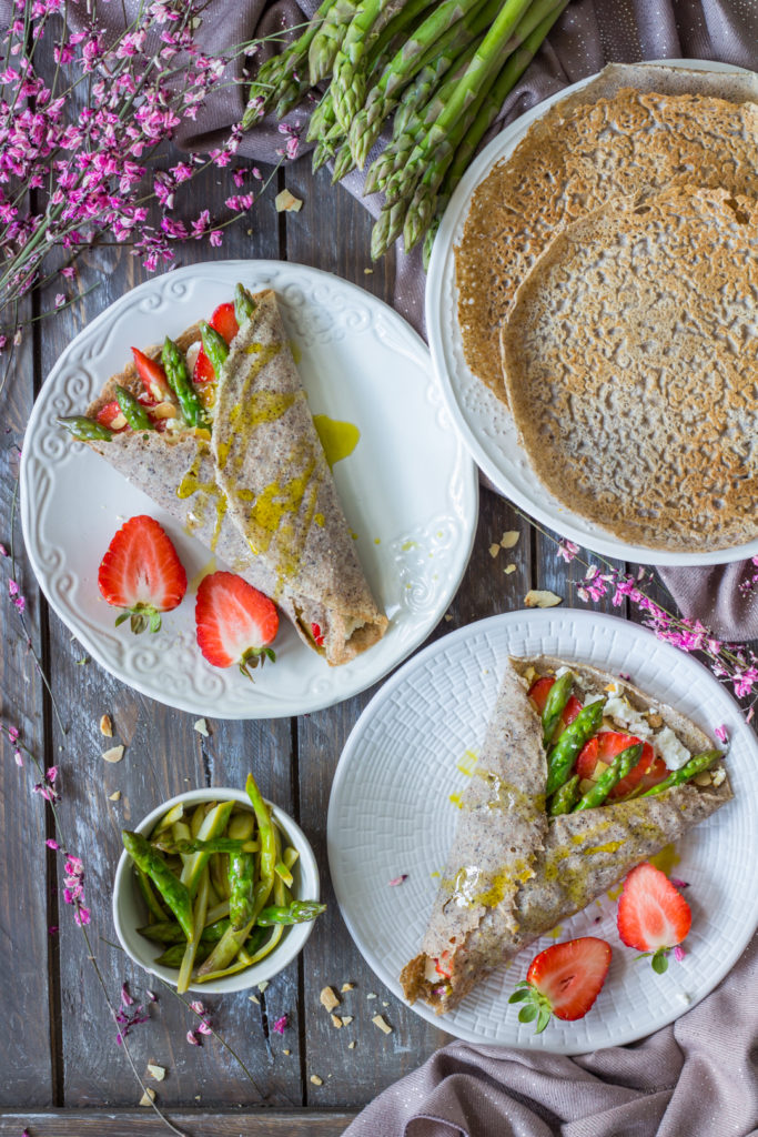 Crepes salate al grano saraceno con asparagi e fragole SENZA GLUTINE